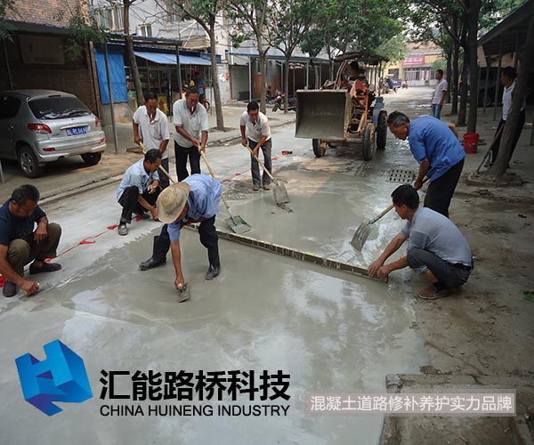 山西侯馬市 露骨起皮起砂 4 刮尺趕平 (2).jpg 水泥路面露骨修復-抹平